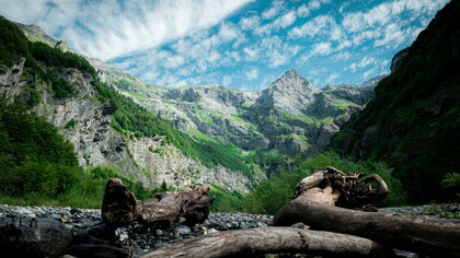 Ogni respiro è un’eco dell’universo, un battito invisibile che ci unisce al ritmo eterno della creazione