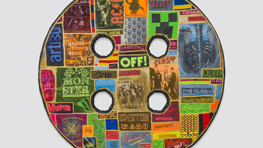 Leda Catunda, Botão I, 2014, Acrylic on fabric, ø 214 cm. Photo: Eduardo Ortega, Courtesy of Galeria Fortes Vilaça