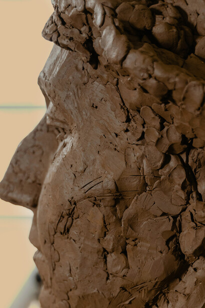 Machado de Assis explora a complexidade da moralidade humana em "Igreja do Diabo", evidenciando a essência contraditória do homem