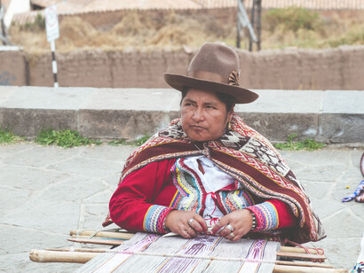 Mujer aborigen de los pueblos originarios de Cusco en Perú