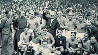 Am 19. Juni 1938 gewinnt Vittorio Pozzo im Olympiastadion von Colombes (nördlich von Paris) nach dem 4:2 im WM-Finale gegen Ungarn zum zweiten Mal den Pokal „Jules Rimet“ und stellt damit einen Weltrekord auf. Der Doppel-Weltmeistertrainer feiert mit seiner Mannschaft vor 45.000 Zuschauern