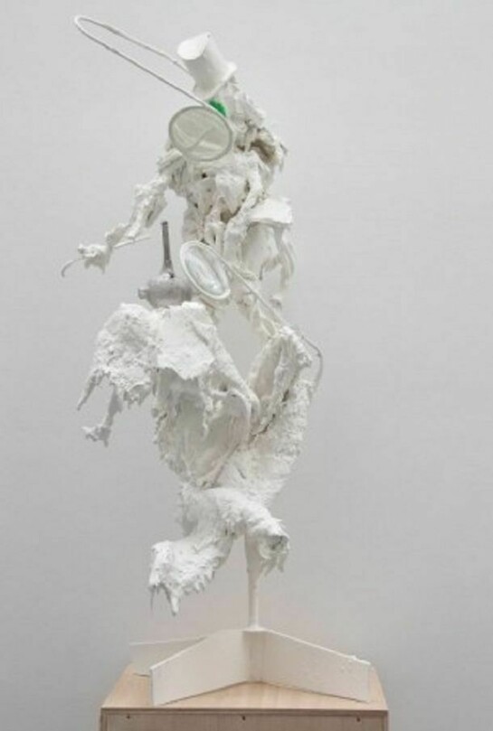 De appel, 2008, 124 (h) x 54 x 56 cm, Base: 111 (h) x 40 x 45 cm / sculpture: 56 x 41 x 35 cm, Sculpture: epoxy, polyurethane foam, steel, glass, plastic, paint, fiberglass, Base: wood