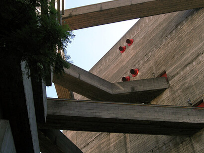 As a key cultural institution in São Paulo, the Pinacoteca do Estado is overseen by the Secretariat of Culture of the State of São Paulo. Its headquarters are in Jardim da Luz, with additional spaces at Estação Pinacoteca, the former DOPS building, and a location in Ibirapuera Park