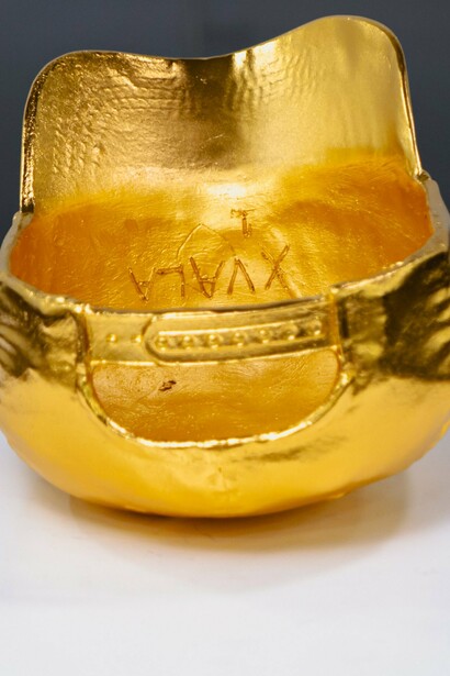 "Gorra de MAGA dorada", escultura, XVALA, 2024