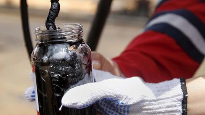 Petróleo en un recipiente de cristal
