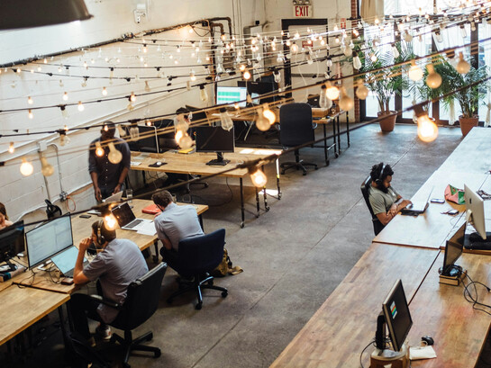 Sous une lumière douce et informelle, le coworking redessine les frontières du bureau traditionnel : un espace partagé où l’on travaille côte à côte, sans être seul