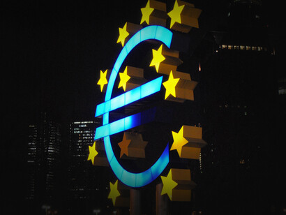 El símbolo monetario usado para el euro, la actual moneda oficial de la eurozona en la Unión Europea