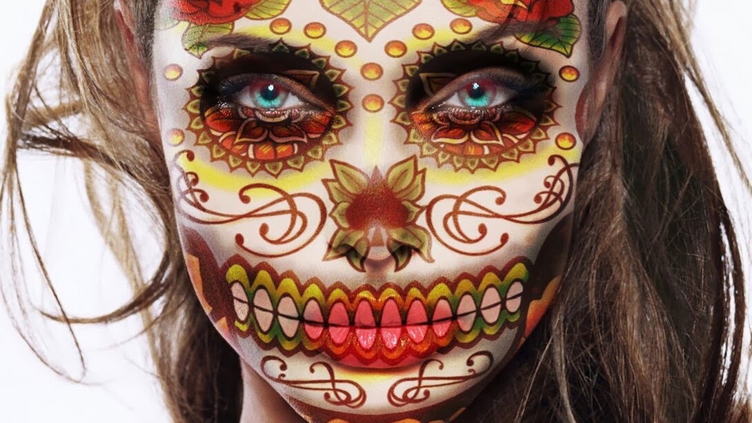 Una mujer caracterizada como La Catrina