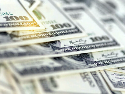 ¿Cabe o no, más bien, por una lógica elemental de resistencia y de sobrevivencia, impulsar decisiones que podríamos llamar no institucionales, sino cruda y netamente «políticas», de abierta rebeldía y de franco rechazo al pago de las deudas externas?