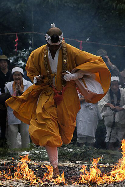Yamabushi (eremita giapponese) cammina sul fuoco