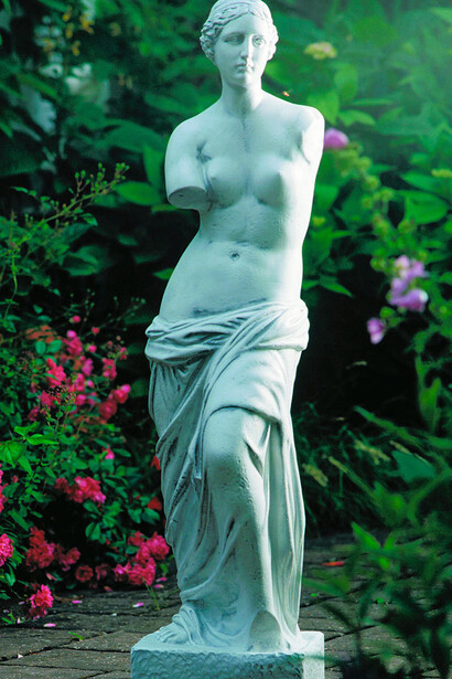 Copia della Venere di Milo in un giardino