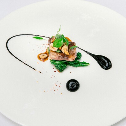 Come la madeleine di Proust, un piatto ben concepito non è solo una combinazione di sapori, ma una porta d’accesso a ricordi dimenticati e sensazioni intime  