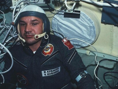 L'ingegnere di volo sovietico Valeriy N. Kubasov, durante la missione Apollo-Soyuz, foto scattata tra il 15 luglio 1975 e il 24 luglio 1975