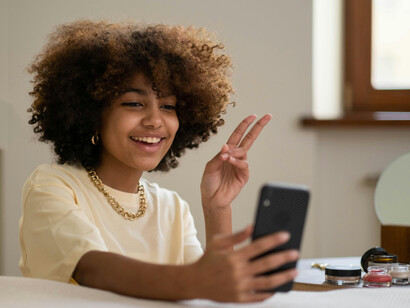 Explore como os influenciadores digitais influenciam os gostos e preferências dos consumidores, criando tendências de massa e promovendo a "moda instantânea"