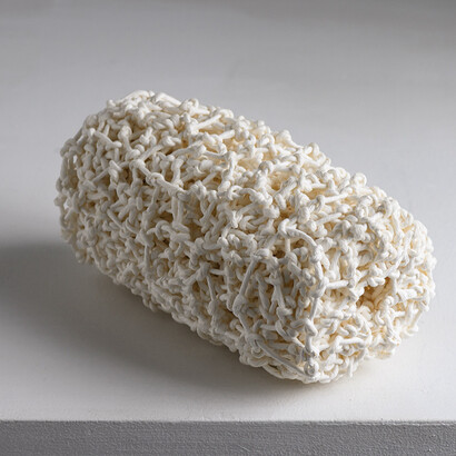 Las fibras utilizadas en cestería son naturales destacando algunas fibras más rígidas necesarias para realizar contenedores de almacenamiento, el bambú, las cañas, la madreselva, el roble, el sauce o vides 