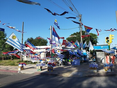 Banderas de la República Oriental del Uruguay y el partido Frente Amplio