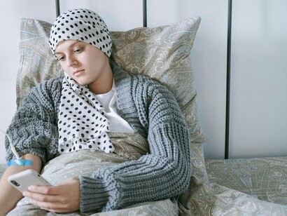 Paciente com câncer. A fibra alimentar e as gorduras polinsaturadas ajudam a cultivar um microbioma intestinal saudável. Isto pode ajudar a prevenir muitos tipos de cancro e outras doenças. Os recentes avanços na tecnologia permitem-nos ver ligações que anteriormente não eram reconhecidas