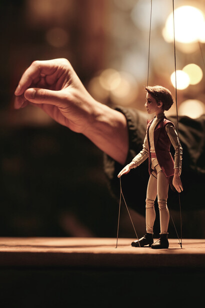 En las noches sus padres acomodaban a los títeres, les hablan como si fuesen sus hijos, luego le dan las buenas noches a Verónica