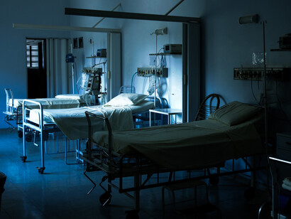 Sala hospitalaria equipada con varias camas y dispositivos de atención sanitaria