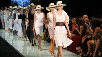 Lors de la Miami Fashion Week aux États-Unis, des mannequins défilent sur le podium pour le dernier passage lors d'un défilé de mode, vêtues de créations de Claudia Bertolero