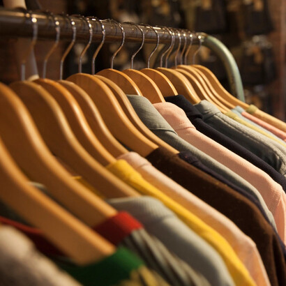 Prendas colgadas en una tienda: la moda en sí misma no es superflua, pero utilizarla para excluir —por tallas o por apariencia—, o para reforzar estereotipos de belleza, sin duda, lo es