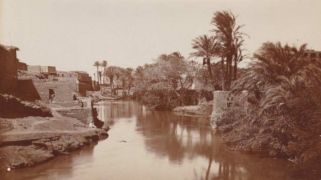  Bahr Yusuf in Medinet el-Fayum (Ägypten), links am Ufer sitzend der Georg Schweinfurth, der
 Heinrich Schliemann und Rudolf Virchow, 1888. Courtesy of Neues Museum