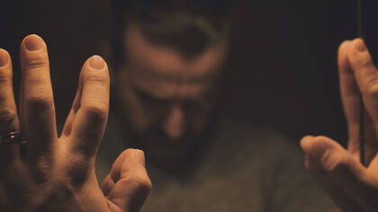 Hombre deprimido frente al espejo