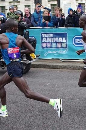 Eliud Kipchoge looks back in London Marathon, 2015