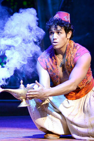 Adam Jacobs en el papel de Aladino en el musical homónimo