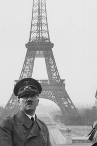 Hitler ante la Torre Eiffel acompañado por el arquitecto Albert Speer y el escultor Arno Breker 