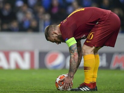 Daniele De Rossi sistema il pallone prima di un calcio di rigore