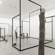 Alicja Kwade, Dusty die, vue de l'exposition. Avec l'aimable autorisation du M-Museum de Louvain