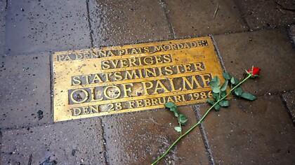 Olof Palme è stato un simbolo del socialismo democratico, capace di combinare giustizia sociale, diritti umani e una visione internazionale di pace. Nella foto placca commemorativa sul luogo dell'omicidio