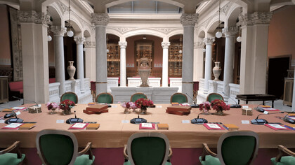 Preparativos para la reunión anual de los miembros de la Real Academia Española
