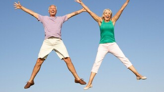 Una pareja de jubilados disfrutando de la vida