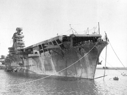 Genova, maggio 1945: l'incompiuta portaerei "Aquila" recuperata e accostata presso calata Bettolo (coll. Imperial War Museum)