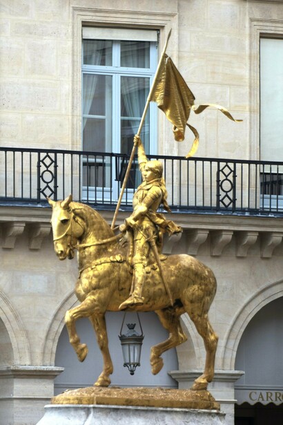 La statue de Jeanne d’Arc célèbre une figure politique et religieuse