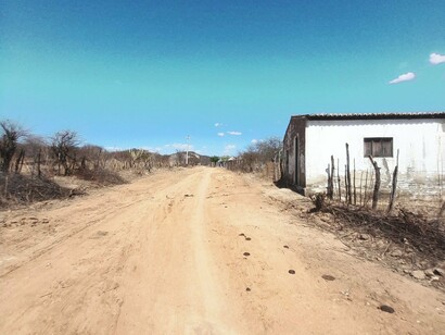 Sertão nordestino. As pessoas têm rotinas totalmente diferentes das pessoas da cidade, daí eu posso afirmar que os urbanos não entendem e tagarelam tanto sobre sertanejo ou seca como se blasfemassem