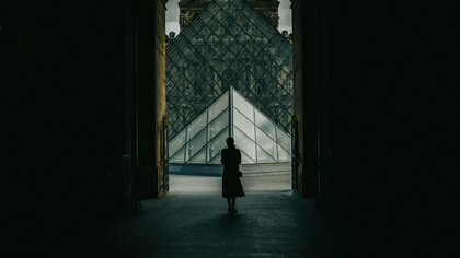 Piramide di vetro del Louvre, Parigi. Il Louvre oltre le piramidi: un viaggio nell'anima dei capolavori con 'Gli occhi di Monna Lisa'