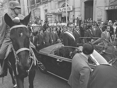 Salvador Allende escoltado por fuerzas militares, entre ellos Augusto Pinochet, en Santiago de Chile, 1970