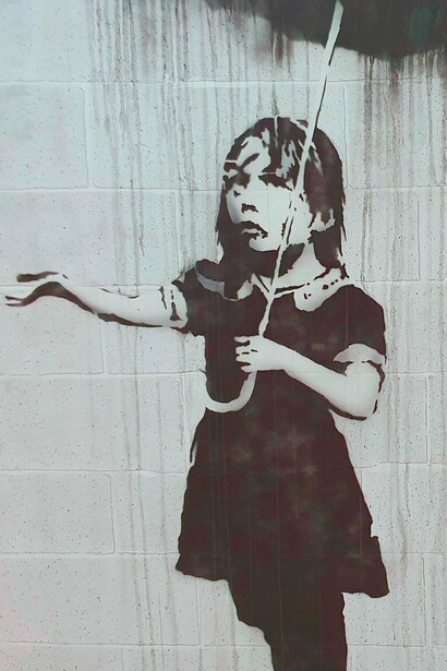 "Chica con paraguas", Nueva Orleans, Estados Unidos, Bansky, 2008