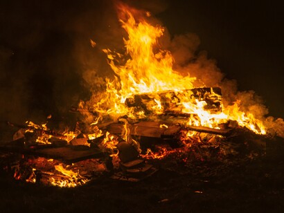 Il controllo del fuoco segnò il passaggio da una semplice sopravvivenza biologica a una forma più complessa di organizzazione sociale, immaginazione e pensiero simbolico