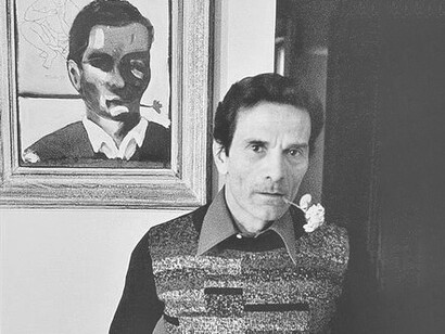 Pasolini davanti a un suo ritratto di Renato Guttuso