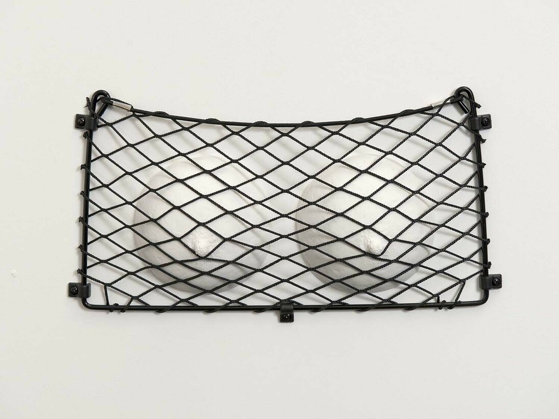 Delphine Deguislage, Poison, 2015, moulage de seins en plâtre synthétique, filet vide poche (détail)