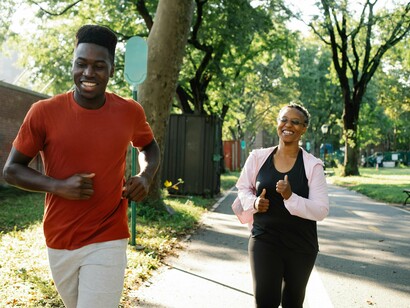 Passam turistas, indiferentes, e uns espécimes engraçados de classe média: ténis de marca, meias curtas a combinar com a t-shirt do crocodilo, óculos escuros, corpo direito, passo estugado. Bebem sumos naturais, preferencialmente detox, como se pudessem purificar o fígado ou a vida inteira