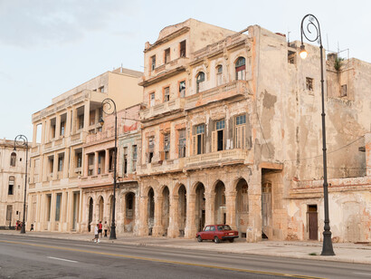 Edificios en los alrededores del malecón habanero