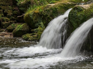 Schiessentümpel : une cascade emblématique nichée dans les paysages enchanteurs du Mullerthal, au Luxembourg