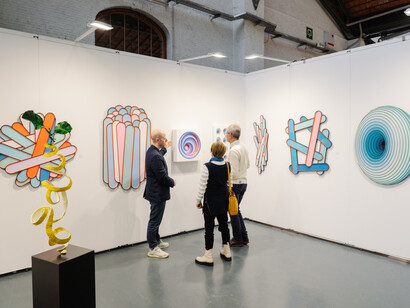 Verschiedene Künstler, Affordable Art Fair 2024, Ausstellungsansicht. Mit freundlicher Genehmigung der Affordable Art Fair