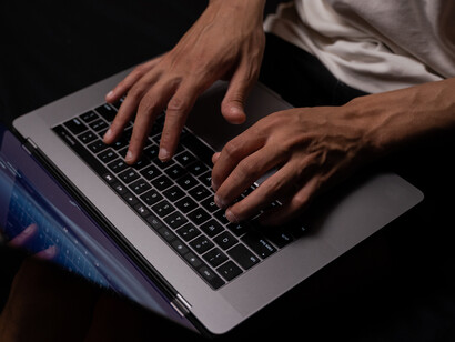 O aprendizado de máquina consiste na capacidade de computadores aprenderem sem que sejam explicitamente programados para isso