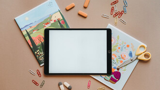Cadernos e tablet vêm sendo utilizados juntos como ferramentas que conservam práticas tradicionais e inovam ao primeiro deparo com uma limitação